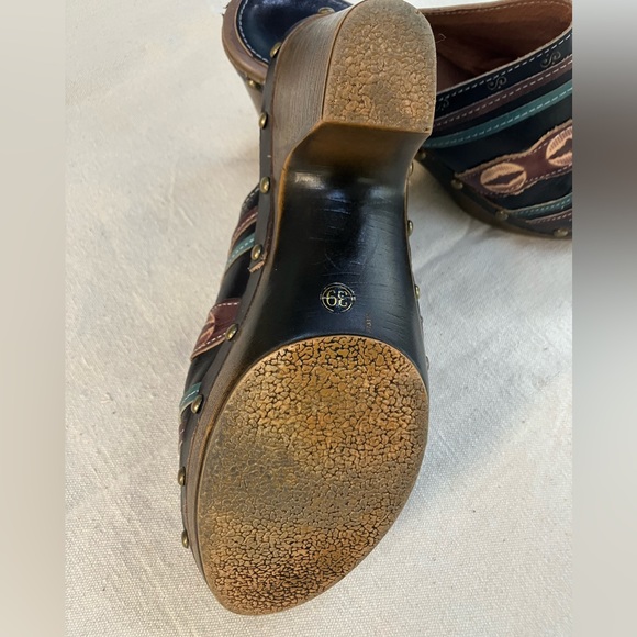 Clog Sz8.5(Sz 39) all leather upper/cool studded patch Aztec design. SpringStep - Picture 4 of 7